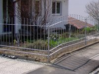 Stahlzaun verzinkt in Bogenform mit Muster und aufgesetzten Kugeln