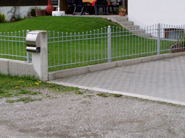 Stahlzaun verzinkt, mit negativer Bogenform und aufgesetzten Kugeln