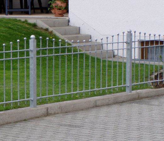 Stahlzaun verzinkt, mit negativer Bogenform und aufgesetzten Kugeln
