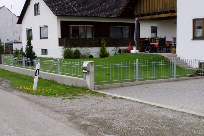 Stahlzaun verzinkt, mit negativer Bogenform und aufgesetzten Kugeln