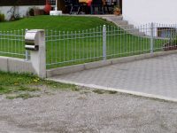 Stahlzaun verzinkt, mit negativer Bogenform und aufgesetzten Kugeln