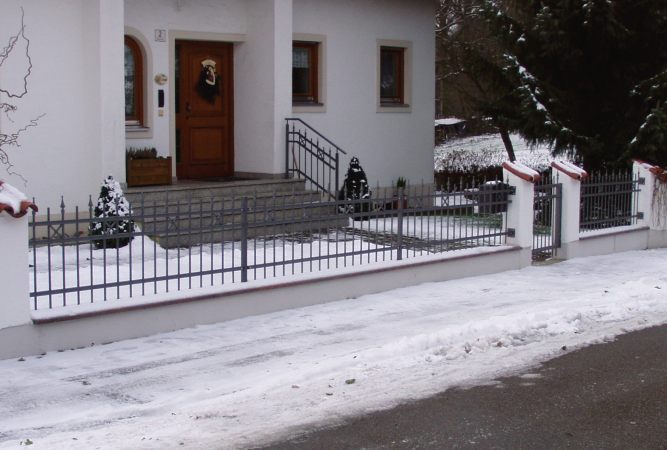 Stahlzaun verzinkt und lackiert mit Musterspitzen