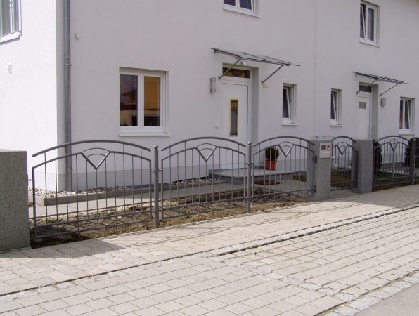 Stahlzaun verzinkt und lackiert in Bogenform mit Muster, St&uuml;tzen mit                               aufgesetzten Kugeln
