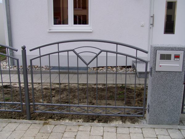Stahlzaun verzinkt und lackiert in Bogenform mit Muster, St&uuml;tzen mit                               aufgesetzten Kugeln