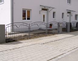 Stahlzaun verzinkt und lackiert in Bogenform mit Muster, St&uuml;tzen mit                               aufgesetzten Kugeln