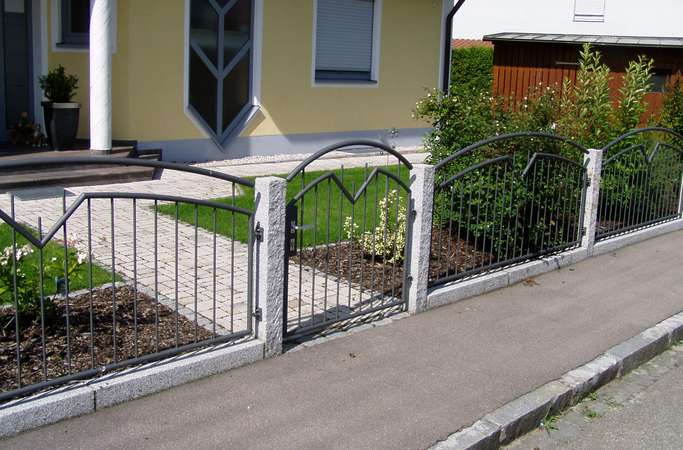 Stahlzaun verzinkt und lackiert in Bogenform