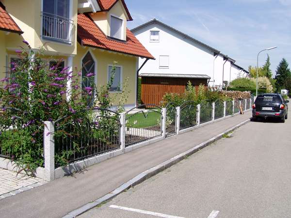Stahlzaun verzinkt und lackiert in Bogenform