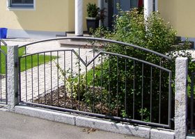 Stahlzaun verzinkt und lackiert in Bogenform